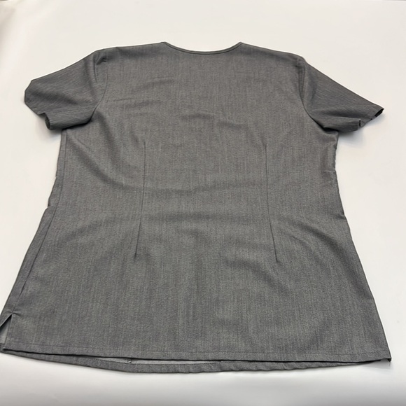 FIGS technical collection gray shirt sleeve size M ** has small imperfection ** - Picture 4 of 11